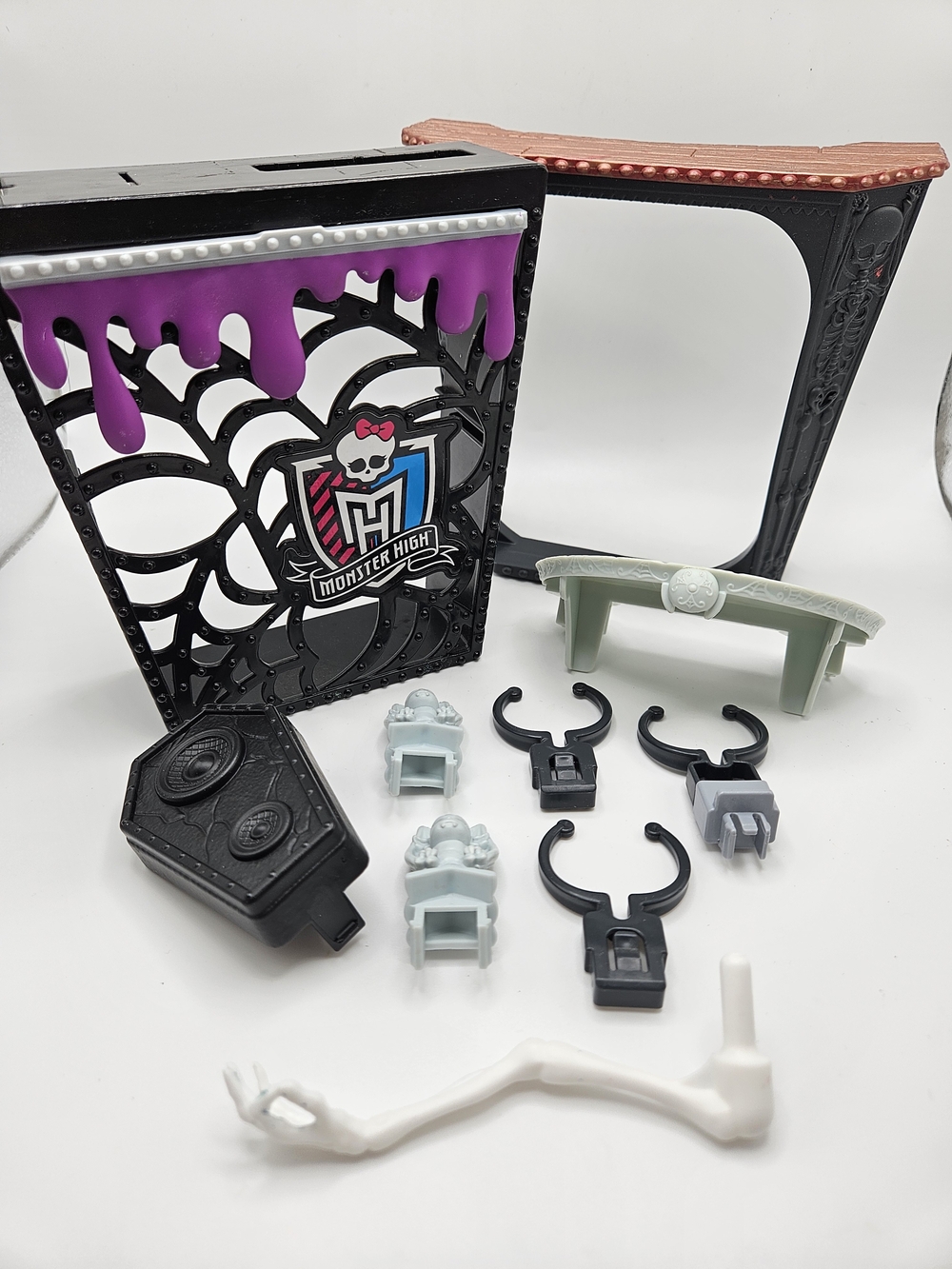 Monster High Deadluxe High School Replacement Part Lot Gargoyles